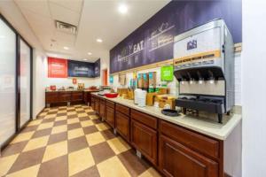 a fast food restaurant with a counter with aasteryasteryasteryasteryasteryasteryastery at Hampton Inn Inwood in Inwood