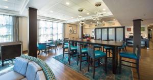 une salle à manger avec une grande table et des chaises dans l'établissement Hampton Inn Lakeland, à Lakeland