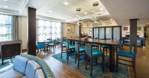 un comedor con una mesa larga y sillas en Hampton Inn Lakeland, en Lakeland