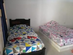 dos camas sentadas una al lado de la otra en una habitación en CASA TORO en Puerto Triunfo
