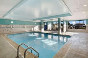 - une grande piscine dans un bâtiment avec une grande piscine dans l'établissement Hampton Inn McHenry, à McHenry