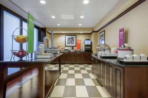 a large kitchen with a cafeteriaasteryasteryasteryasteryasteryasteryasteryasteryasteryastery at Hampton Inn Meadville in Meadville