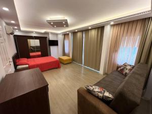 uma sala de estar com um sofá e uma cama em Villa ateş em Belek