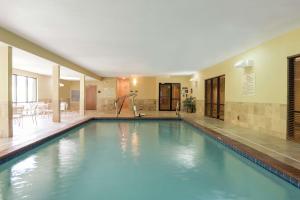 een groot zwembad in een gebouw bij Hampton Inn & Suites Mansfield South @ I 71 in Mansfield