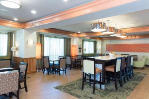 a dining room with a table and chairs at Hampton Inn & Suites Mansfield South @ I 71 in Mansfield