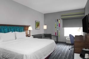 a hotel room with a bed and a television at Hampton Inn Lake Buena Vista / Orlando in Orlando +19 photos
