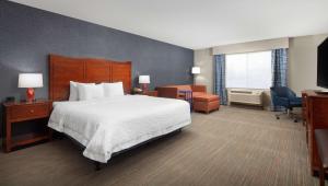 Hampton Inn Medford客房内的一张或多张床位