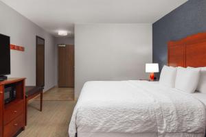 Hampton Inn Medford客房内的一张或多张床位