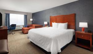 Hampton Inn Medford客房内的一张或多张床位