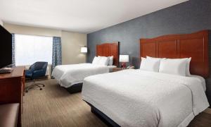 Hampton Inn Medford客房内的一张或多张床位