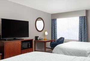 Hampton Inn Medford的电视和/或娱乐中心