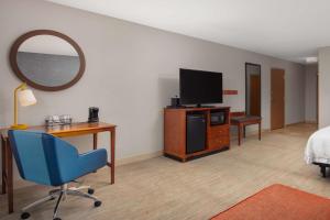 Hampton Inn Medford的电视和/或娱乐中心