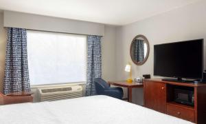 Hampton Inn Medford的电视和/或娱乐中心