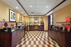 a restaurant with a checkered floor w obiekcie Hampton Inn & Suites Millington w mieście Millington