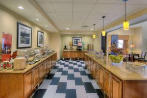 une grande salle avec une cafétéria avec de longs comptoirs dans l'établissement Hampton Inn & Suites McAllen, à McAllen