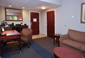 - un salon avec un canapé et un bureau dans l'établissement Hampton Inn Alexander City, à Alexander City