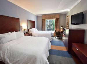 Un pat sau paturi într-o cameră la Hampton Inn Alexander City