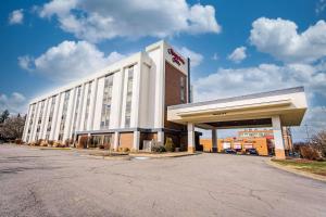 een groot wit hotelgebouw met een parkeerplaats bij Hampton Inn Morgantown in Morgantown