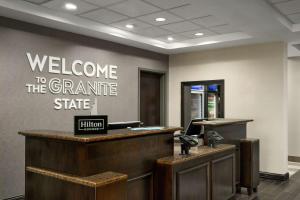エクセターにあるHampton Inn & Suites Exeterの壁に掲げられた「グランデライン州へようこそ」の看板 +22枚の写真