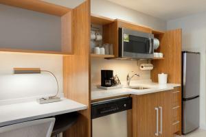 Kuchyň nebo kuchyňský kout v ubytování Home2 Suites by Hilton Florida City