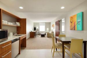Kuchyň nebo kuchyňský kout v ubytování Home2 Suites by Hilton Florida City