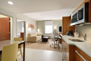 TV a/nebo společenská místnost v ubytování Home2 Suites by Hilton Florida City