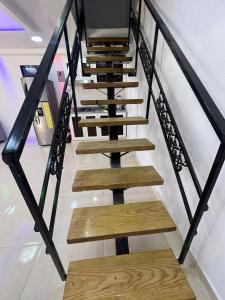 um conjunto de escadas com elevadores de madeira em Alojamiento paulino em Santiago de los Caballeros