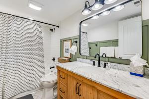 une salle de bain avec un lavabo, des toilettes et un miroir dans l'établissement Ski and Racquet Club 203B, à Breckenridge 25 autres photos