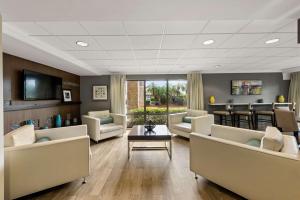 マイアミにあるHampton Inn Miami-Airport Westのソファとテーブルが備わる待合室、バー