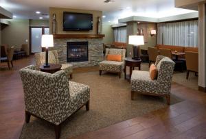 - une salle d'attente avec des chaises et une cheminée dans l'établissement Hampton Inn Mitchell, à Mitchell