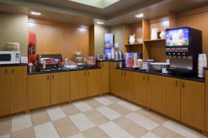 cocina grande con armarios de madera y TV en Hampton Inn Mitchell, en Mitchell