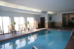 una piscina en un hotel con sillas en Hampton Inn Olathe, en Olathe