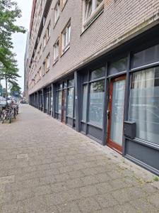 eine Reihe von Fenstern an der Seite eines Gebäudes in der Unterkunft Perfect studio 14H center Rotterdam in Rotterdam