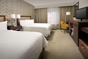 Un pat sau paturi într-o cameră la Hampton Inn Kansas City The Legends +23 fotografii