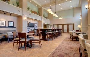 uma grande sala de jantar com mesas e cadeiras em Hampton Inn & Suites Grafton em Grafton