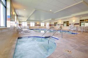 a large indoor pool in a hotel room at Hampton Inn & Suites Grafton in Grafton