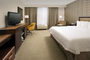 Un televizor și/sau centru de divertisment la Hampton Inn Kansas City The Legends