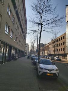 une voiture en argent garée sur le côté d'une rue dans l'établissement Perfect studio 14H center Rotterdam, à Rotterdam