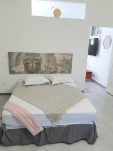 een slaapkamer met een groot bed met een hoofdeinde bij Appartement Fleur De Lys in Fort-de-France