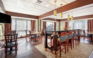 a dining room with a table and chairs at Hampton Inn Melbourne in Melbourne