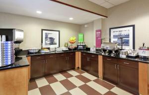 Kuchyň nebo kuchyňský kout v ubytování Hampton Inn Melbourne
