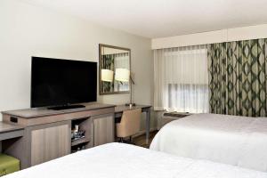 TV a/nebo společenská místnost v ubytování Hampton Inn Melbourne