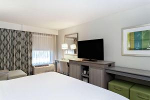 TV a/nebo společenská místnost v ubytování Hampton Inn Melbourne