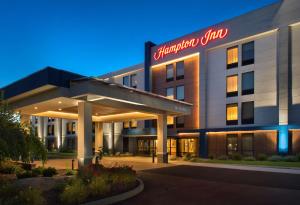 um edifício de hotel com um cartaz que lê escritório de quiroprático em Hampton Inn Middletown em Middletown