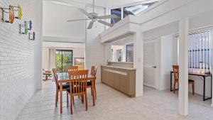 - une cuisine et une salle à manger avec une table et des chaises dans l'établissement Sandy Cove Oasis, à Siesta Key