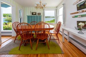una sala da pranzo con tavolo e sedie di Blue Flower a Prospect Harbor