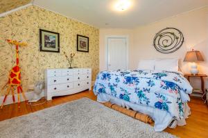 una camera con un letto e un comò bianco di Blue Flower a Prospect Harbor