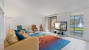 - un salon avec un canapé et une télévision dans l'établissement Sandy Cove Oasis, à Siesta Key