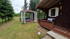 une arrière-cour avec un kiosque et une maison dans l'établissement Przystań wodnica, à Ustka