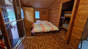 1 dormitorio con 1 cama en una cabaña de madera en Przystań wodnica en Ustka